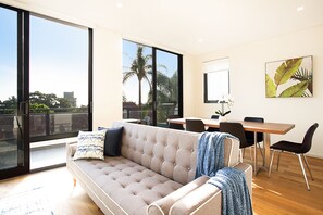 尊榮公寓, 2 間臥室 | 起居區 | 42-吋平面電視、數位頻道、電視、Netflix