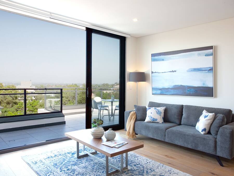 Apartamento premium, 3 quartos | Área de estar | TV de tela plana 42 polegadas com canais digitais, TV, Netflix
