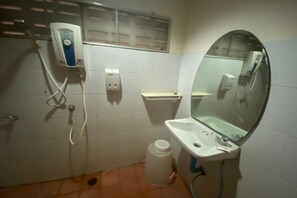 Shower, bidet, towels, soap - OYO 1105 Lawan Garden Resort (Nakhon Ratchasima)