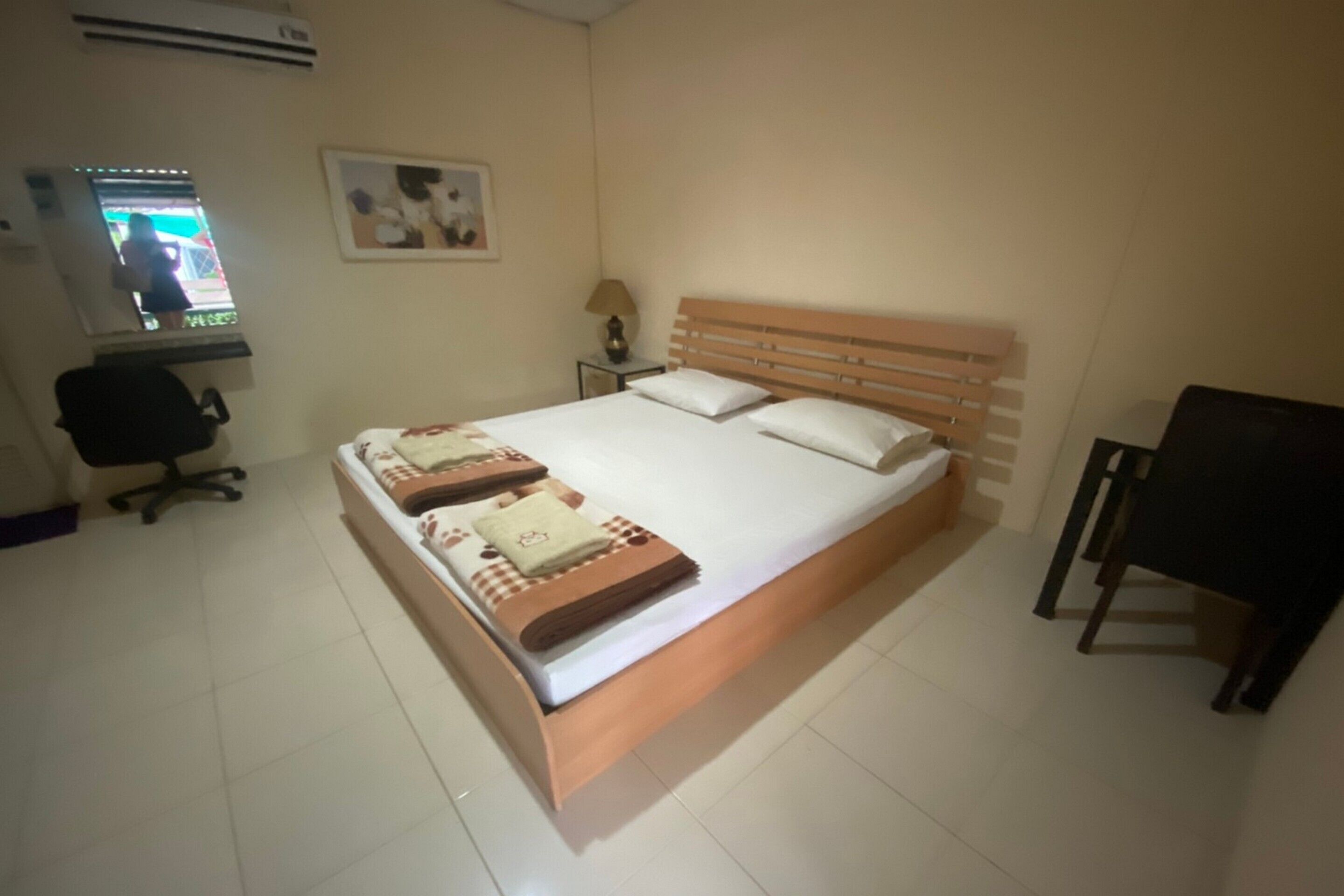 Escritorio, wifi gratis y ropa de cama 