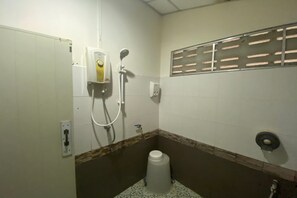 Shower, bidet, towels, soap - OYO 1105 Lawan Garden Resort (Nakhon Ratchasima)