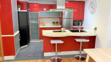 Kühlschrank, Mikrowelle, Ofen, Herdplatte