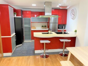 Kühlschrank, Mikrowelle, Ofen, Herdplatte