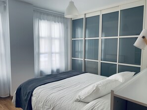 2 Schlafzimmer, Schreibtisch, Bügeleisen/Bügelbrett, Reisekinderbett