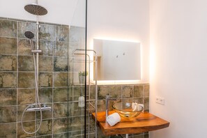 Chuveiro, secador de cabelo, toalhas de banho 