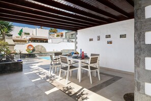 Outdoor dining - Beachside Villa "Muñoz" with Heated Pool, Air Conditioning & Wi-Fi (Puerto del Carmen)