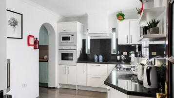 Frigorífico, microondas, horno y placa de cocina