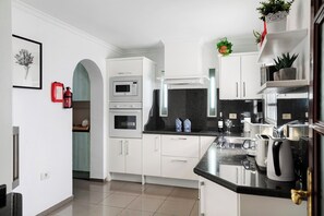 Fridge, microwave, oven, stovetop - Beachside Villa "Muñoz" with Heated Pool, Air Conditioning & Wi-Fi (Puerto del Carmen)
