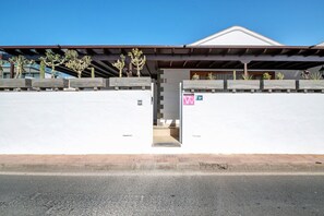 Exterior - Beachside Villa "Muñoz" with Heated Pool, Air Conditioning & Wi-Fi (Puerto del Carmen)