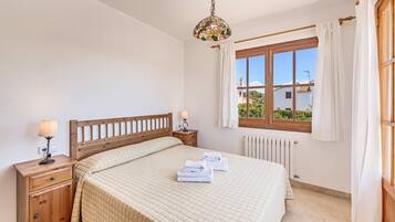 4 slaapkamers, een strijkplank/strijkijzer, gratis wifi, beddengoed