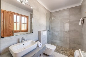 Bathtub, hair dryer, towels - Holiday Home Villa Isabel with Pool, Wi-Fi, Garden & Terrace (Campos)