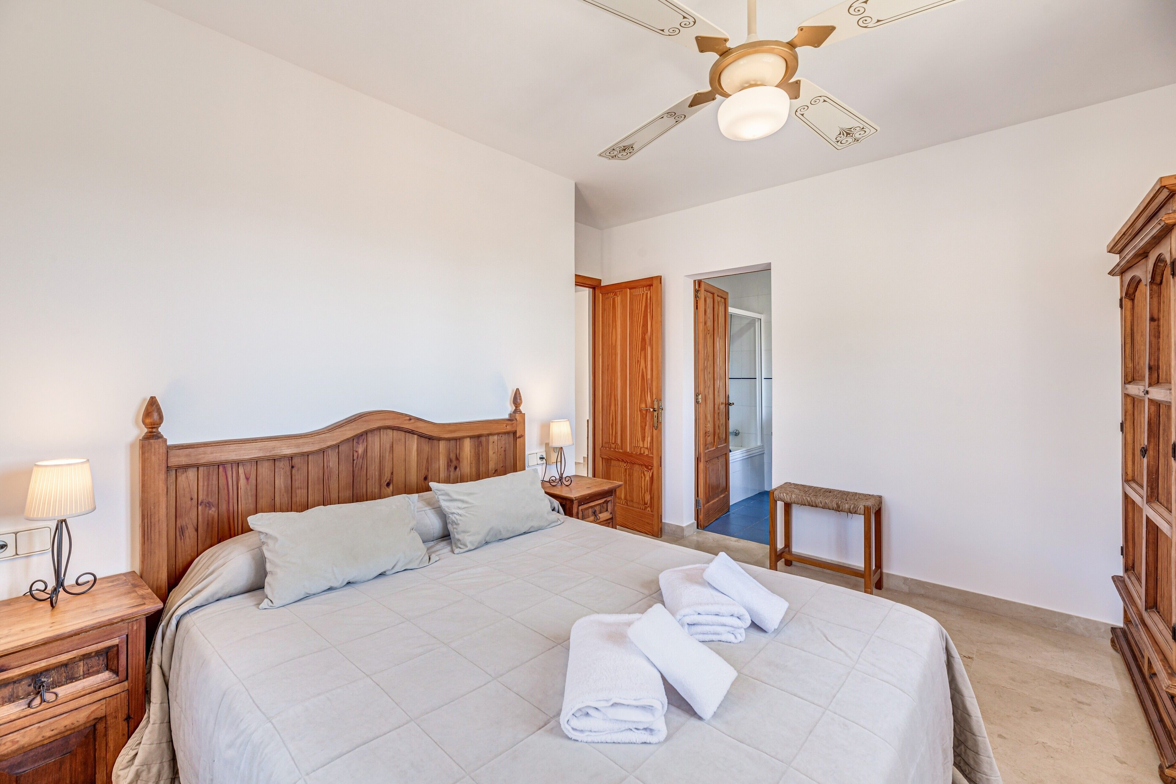 4 slaapkamers, een strijkplank/strijkijzer, gratis wifi, beddengoed