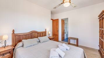 4 slaapkamers, een strijkplank/strijkijzer, gratis wifi, beddengoed
