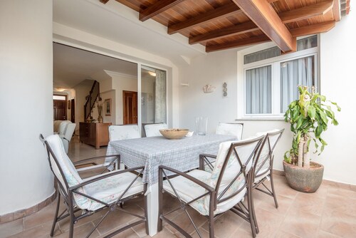 Luminous and spacious house with terrace. Wifi available.