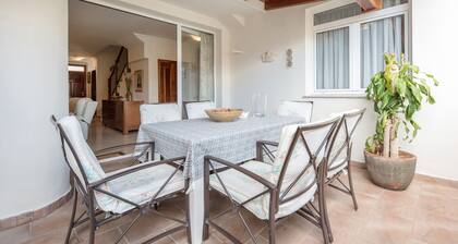 Luminous and spacious house with terrace. Wifi available.