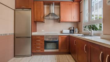 Een koelkast, een magnetron, een oven, een kookplaat