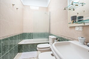 Badekar, hårføner og håndklær