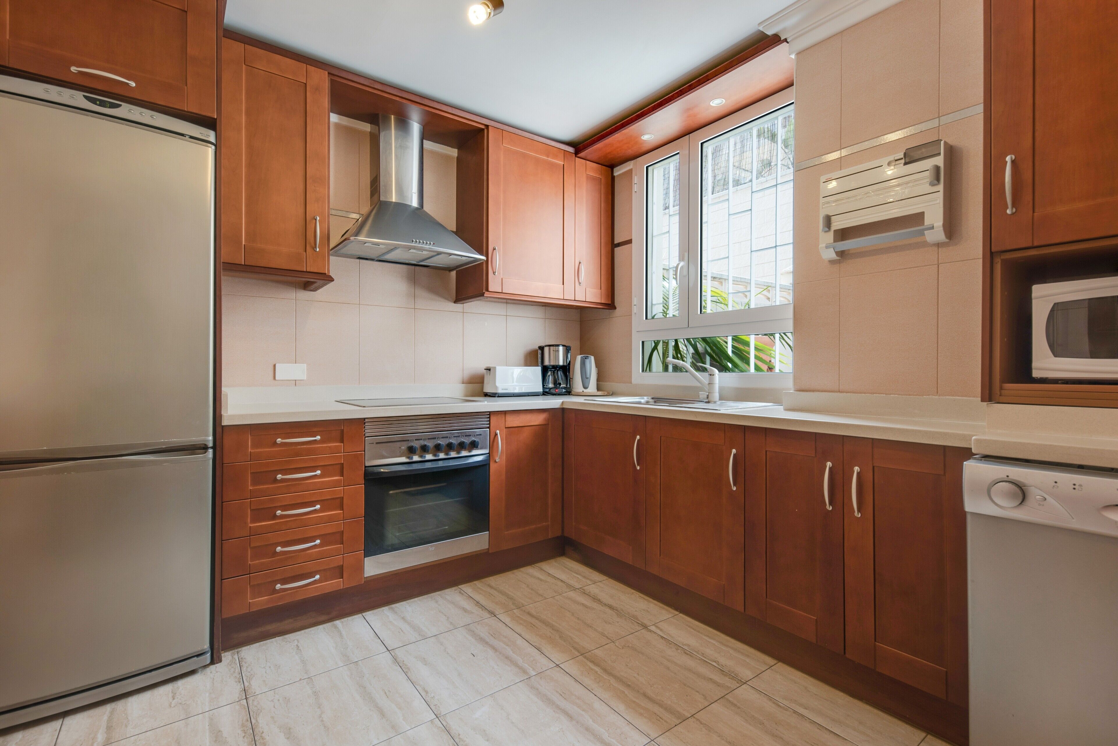 Køleskab, mikrobølgeovn, ovn, kogeplade