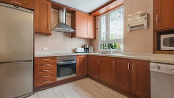 Køleskab, mikrobølgeovn, ovn, kogeplade