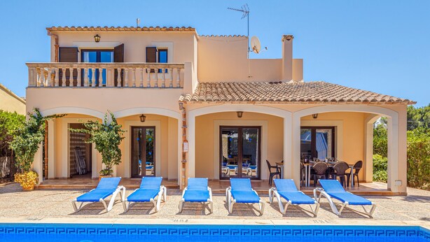 A two-story house with a swimming pool, sun loungers, and a covered patio. - Vacation Home Villa Karen with Pool & Wi-Fi (Sa Rapita)