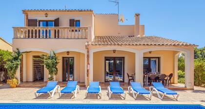 Ferienhaus Villa Karen mit Pool & WLAN