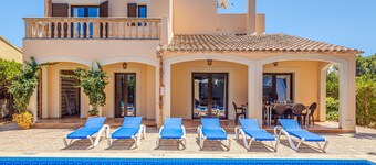 Vacation Home Villa Karen with Pool & Wi-Fi