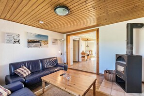 TV, fireplace - Comfortable Apartment “Deichgraf 1” close to the Sea with Wi-Fi (Friedrichskoog)