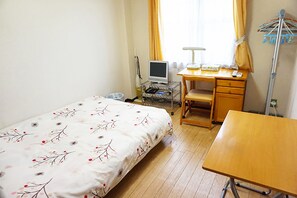 Basic-dobbeltværelse (Semi) | Skrivebord, arbejdsområde til bærbare computere, strygejern/strygebræt