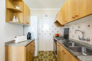 Fridge, oven, stovetop, dishwasher