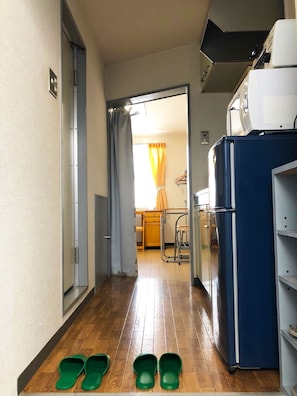 Habitación básica con 2 camas individuales | Escritorio, espacio para trabajar con laptop y cortinas blackout