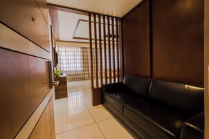 Ropa de cama de alta calidad y caja de seguridad en la habitación 