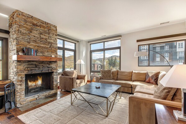 Smart-TV, Kamin, Arbeitsbereiche