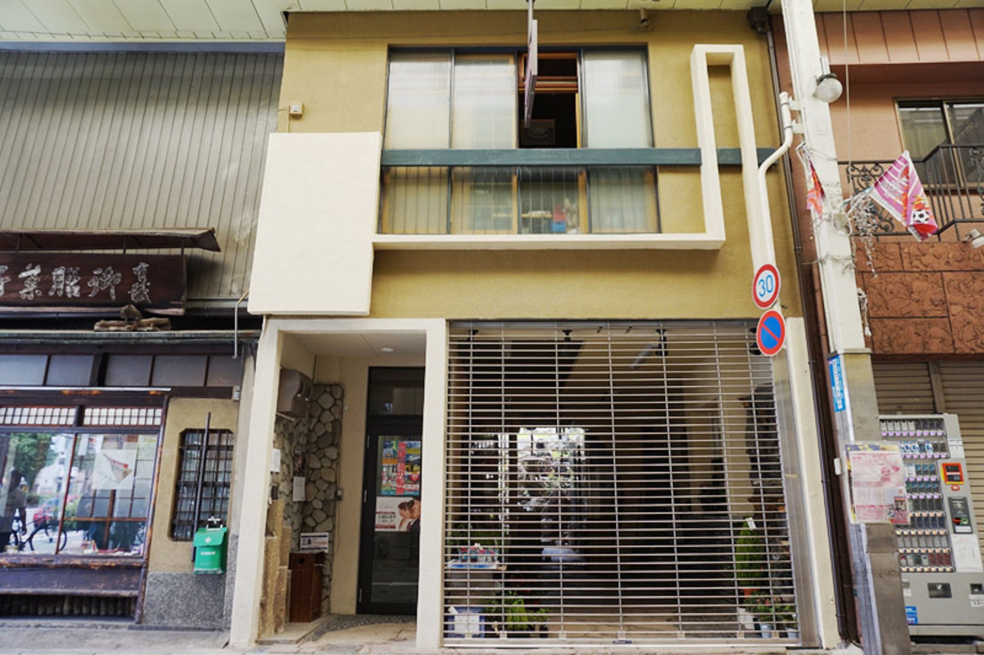 Vista frontal de la propiedad