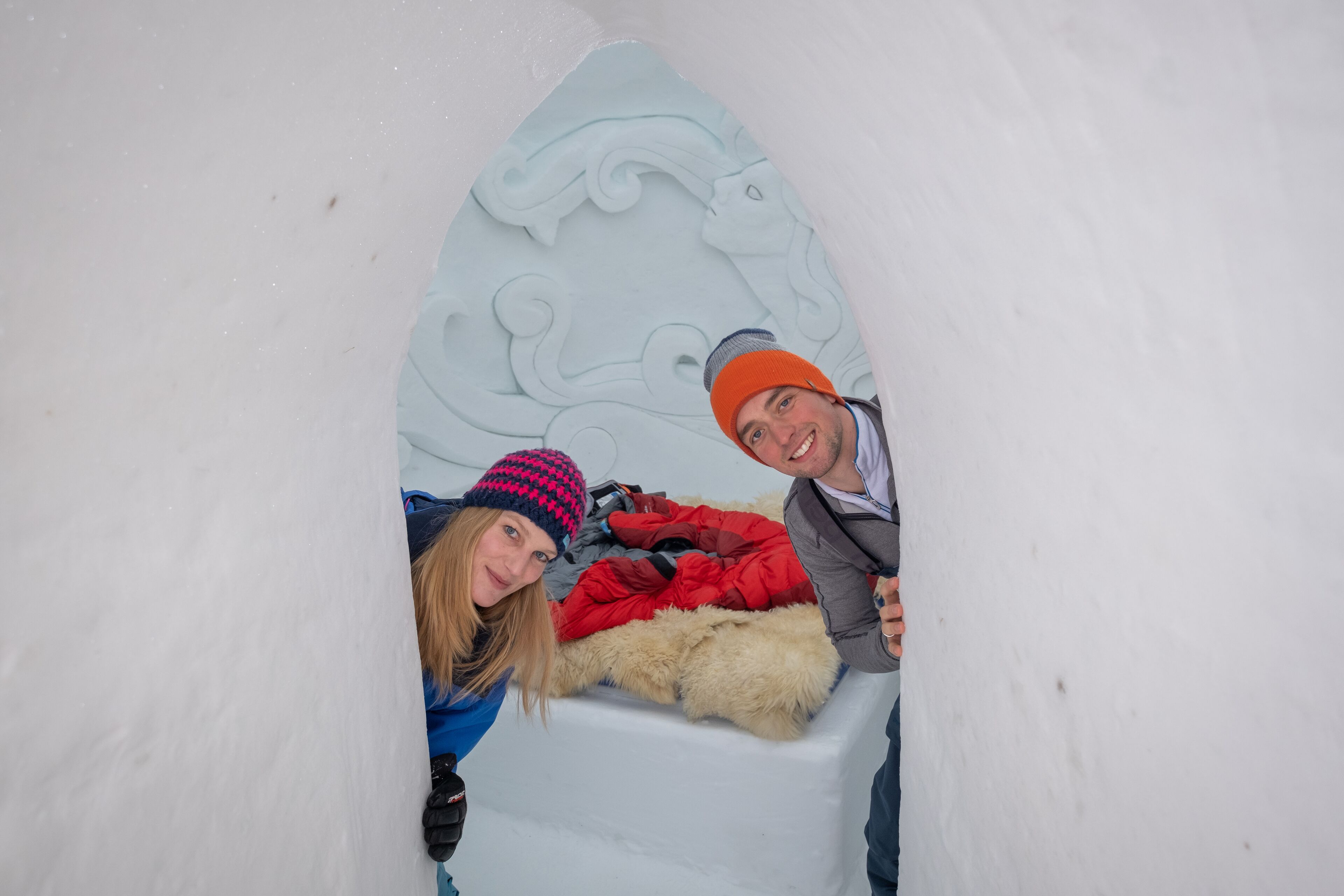 Ein Schneeiglu mit einer eingekerbten Gestaltung an der Innenwand.