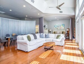 Smart TV - Rooftop Penthouse (Key West)