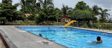 Una piscina al aire libre