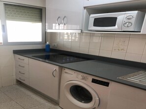Fridge, microwave, coffee/tea maker, cookware/dishes/utensils - Les Doyes 4 pax. (Peñiscola)