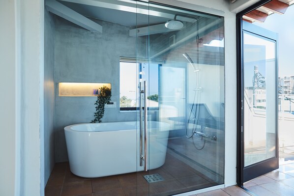 Standardzimmer | Badezimmer | Badewanne und Dusche (separat), Komfortbadewanne
