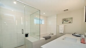 Baignoire, séchoir à cheveux, serviettes fournies, papier de toilette