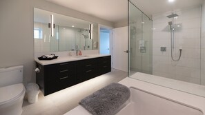 Baignoire, sèche-cheveux, serviettes fournies, papier toilette