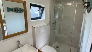 Douche, sèche-cheveux, serviettes fournies, savon