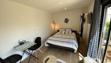 Een bureau, een strijkplank/strijkijzer, reisbedje, gratis wifi