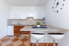 Refrigerador, microondas, placa de cocina