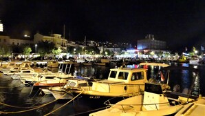 A marina at night with several boats docked. - Original and Fancy Apartment (Crikvenica)