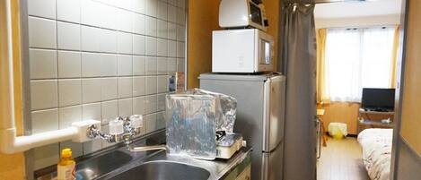 セミダブルベッド | 専用簡易キッチン | 冷蔵庫、電子レンジ、コンロ、炊飯器