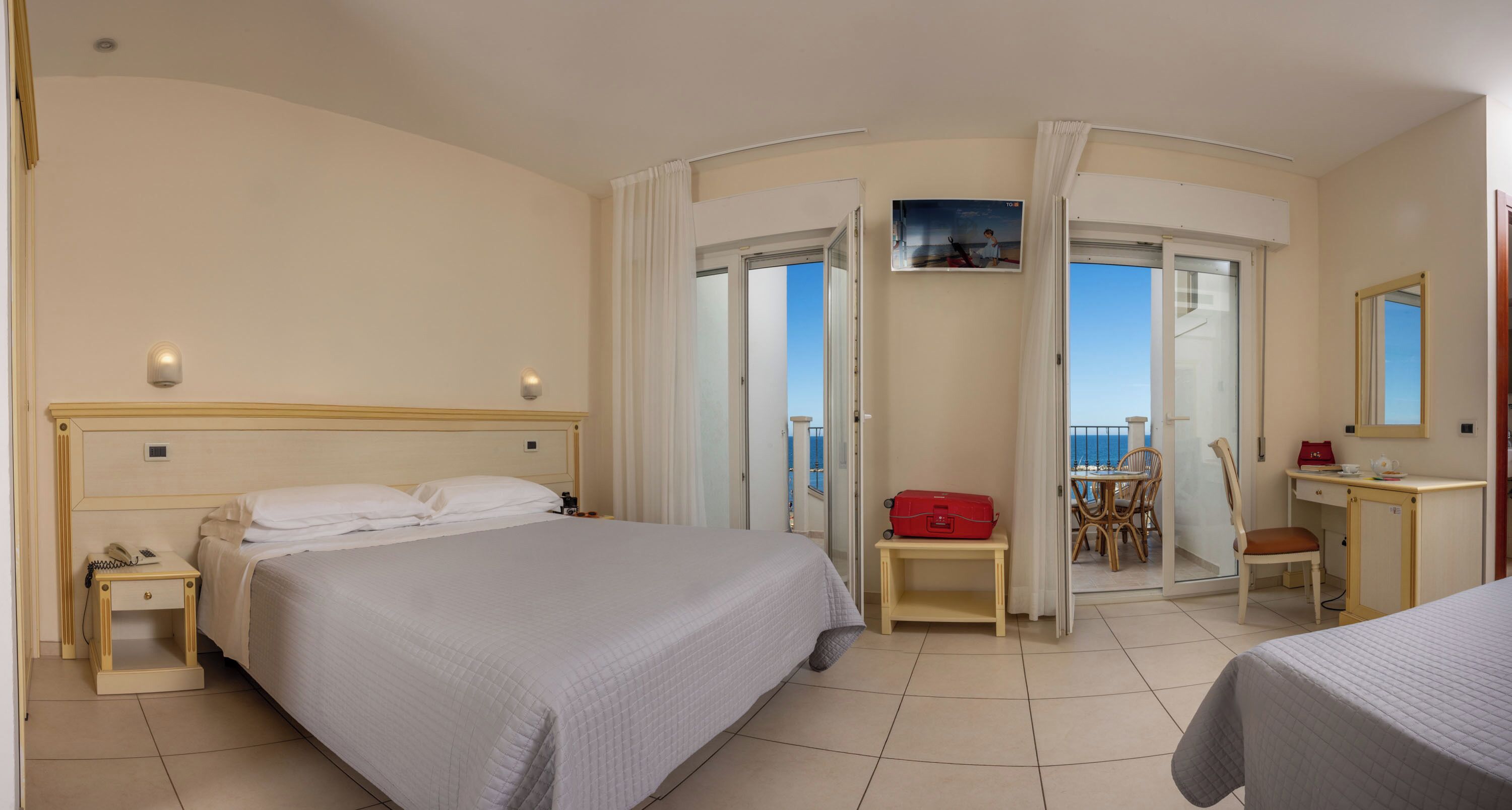 Junior Studio Suite, Sea View | Minibar, in-room safe, desk, free WiFi