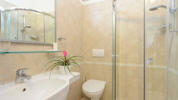 Haartrockner, Bidet, Handtücher, Seife