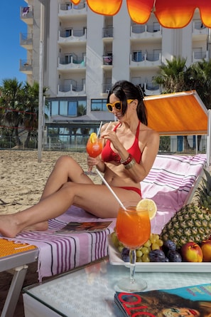 Yksityinen ranta, aurinkotuoleja, aurinkovarjoja