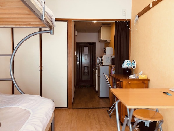 Chambre avec lits jumeaux (Bunk Bed) | Bureau, espace de travail pour ordinateurs portables