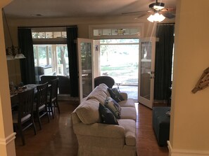 智能电视、电子游戏、DVD 播放器、书